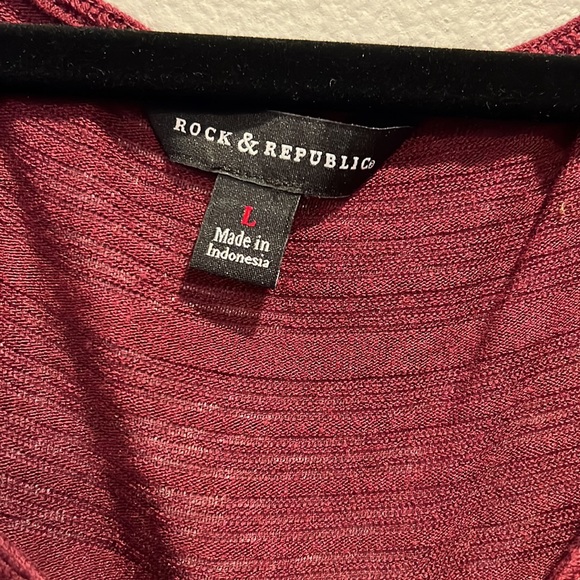 Rock and republic cold shoulder T-shirt. Size large - Picture 2 of 3